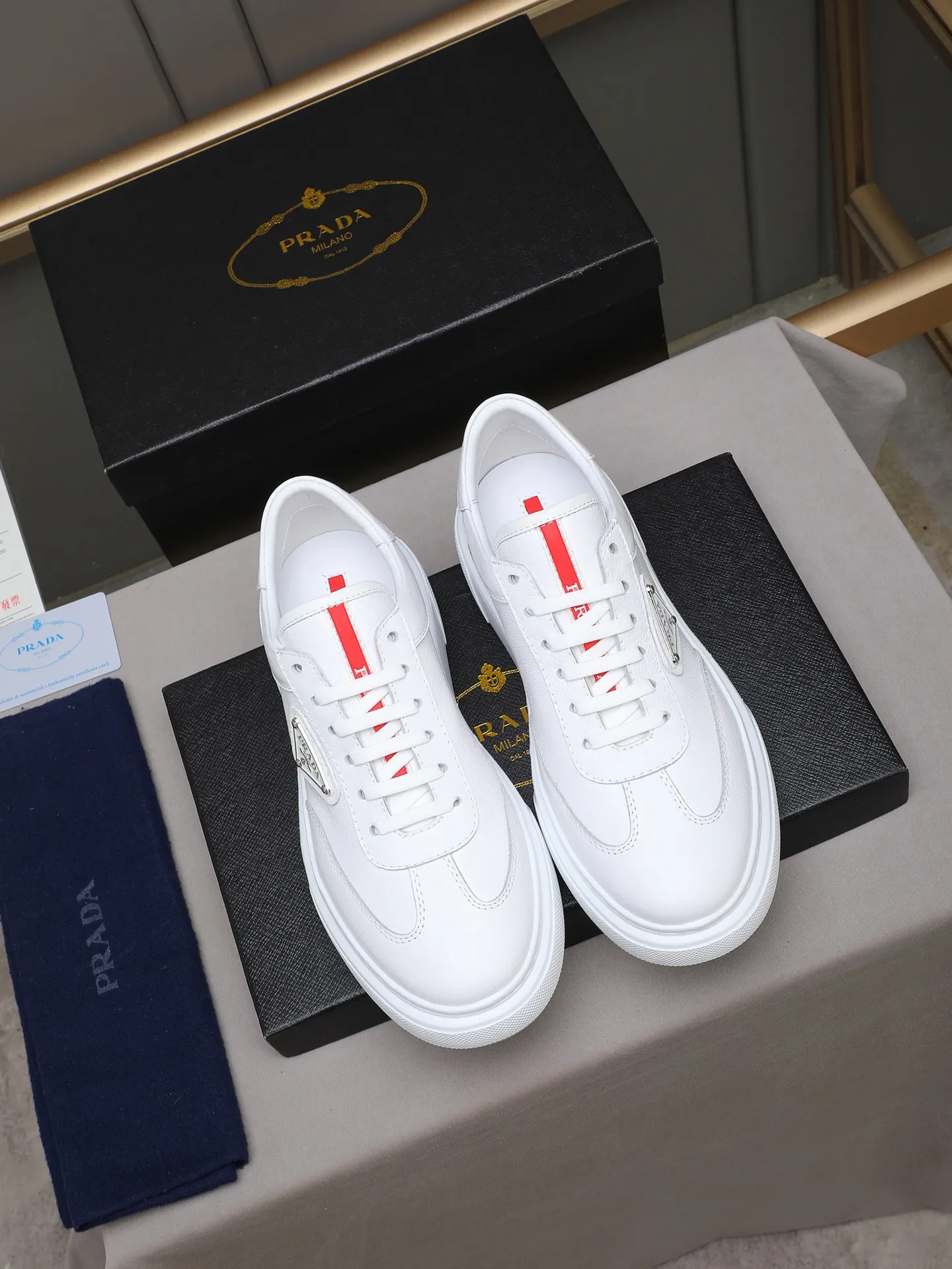 PP460 Prada/Prada men's new casual shoes, this upper is made of imported calfskin + sheep lining! The outside is decorated with the P family's classic metal triangle enamel logo, and the outsole is made of non-slip sports foam ultra-light outsole, which feels good on the feet and is a fashionable and fashionable item!  Size: 38-44 (45 customized)